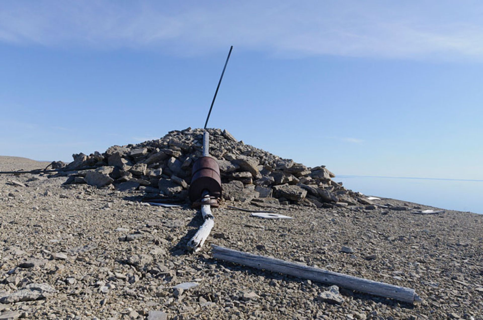 گورپشته عظیم ساخته‌شده توسط سر جان فرانکلین در بالای یک جزیره کوچک