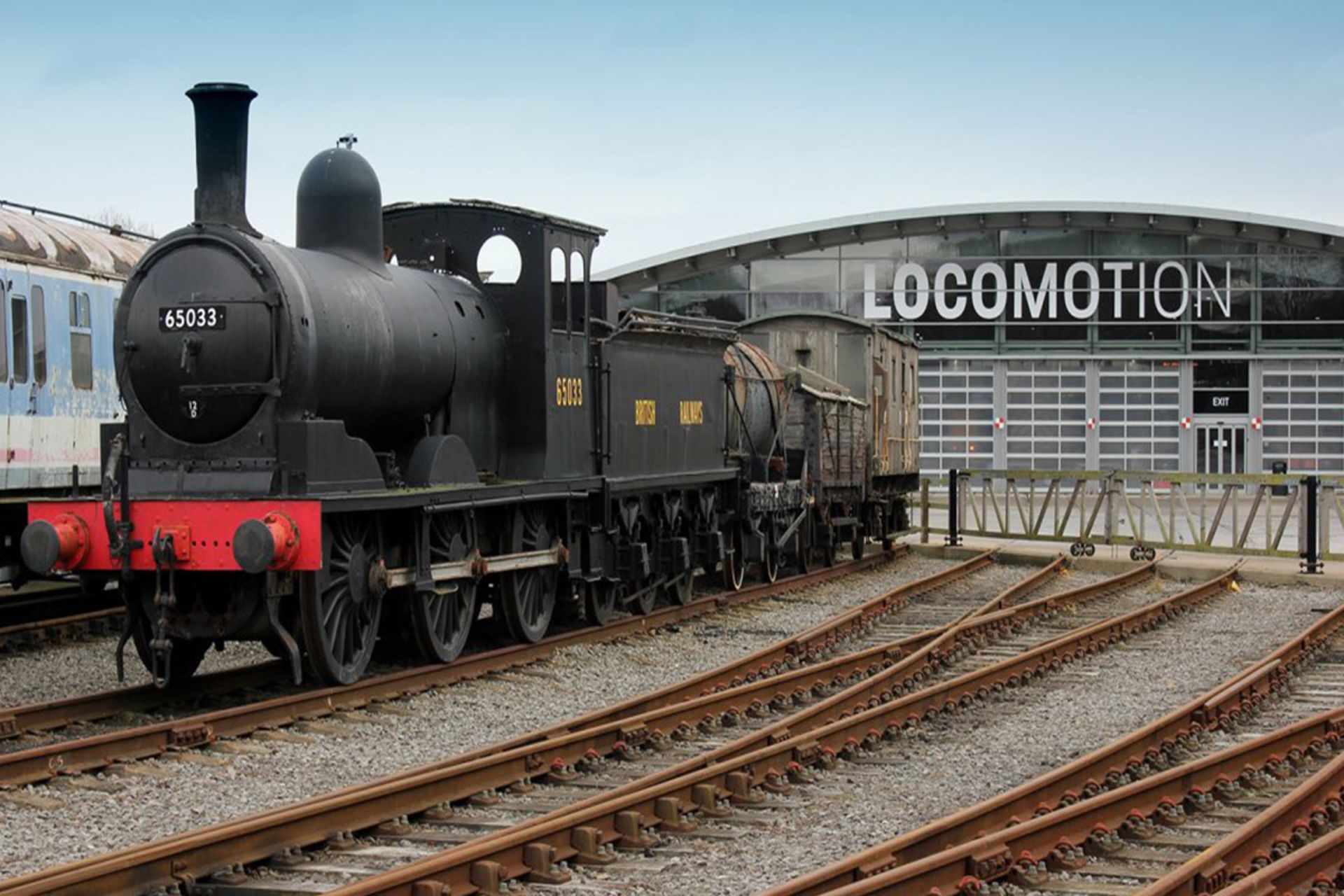 قطار قدیمی جلوی موزه‌ راه‌آهن لوکوموشن