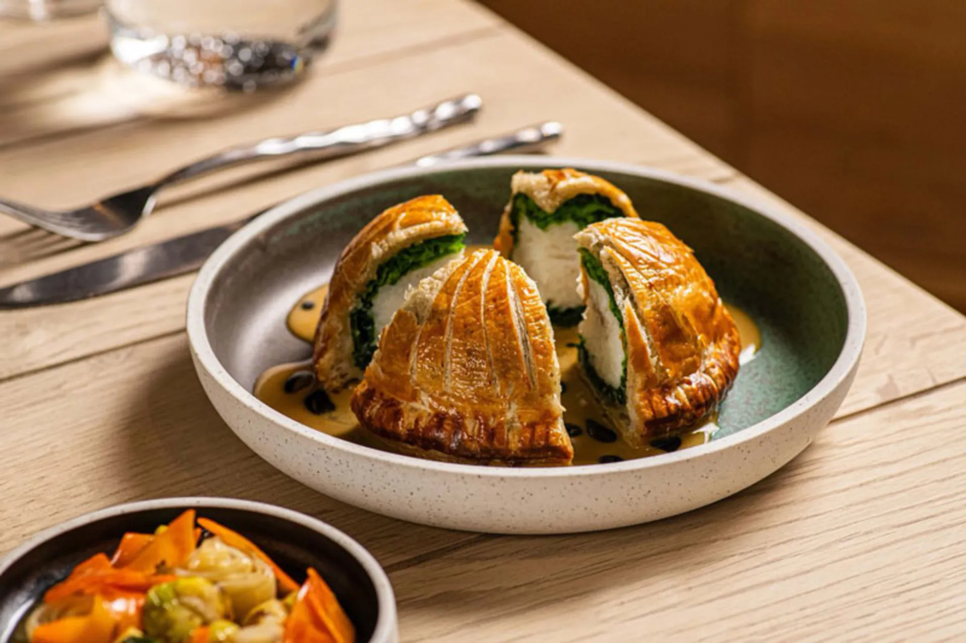 یک بشقاب غذای مدرن و خلاقانه در یکی از رستوران‌های سطح بالا در ویلنیوس