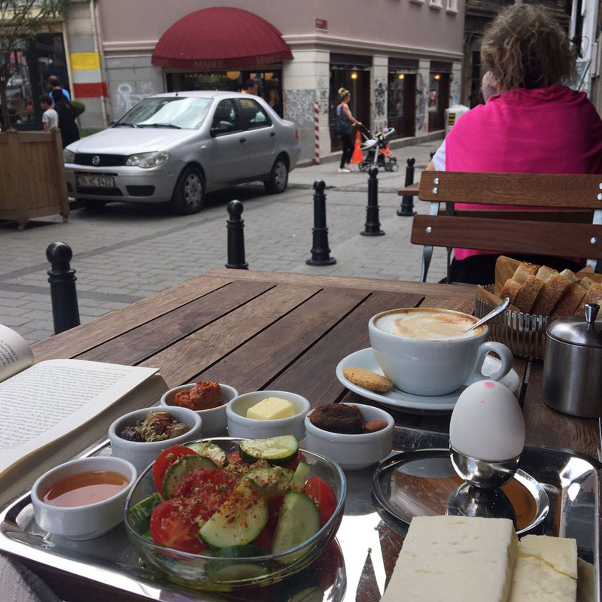 میزهای کافه گومروک کاراکوی در خیابان