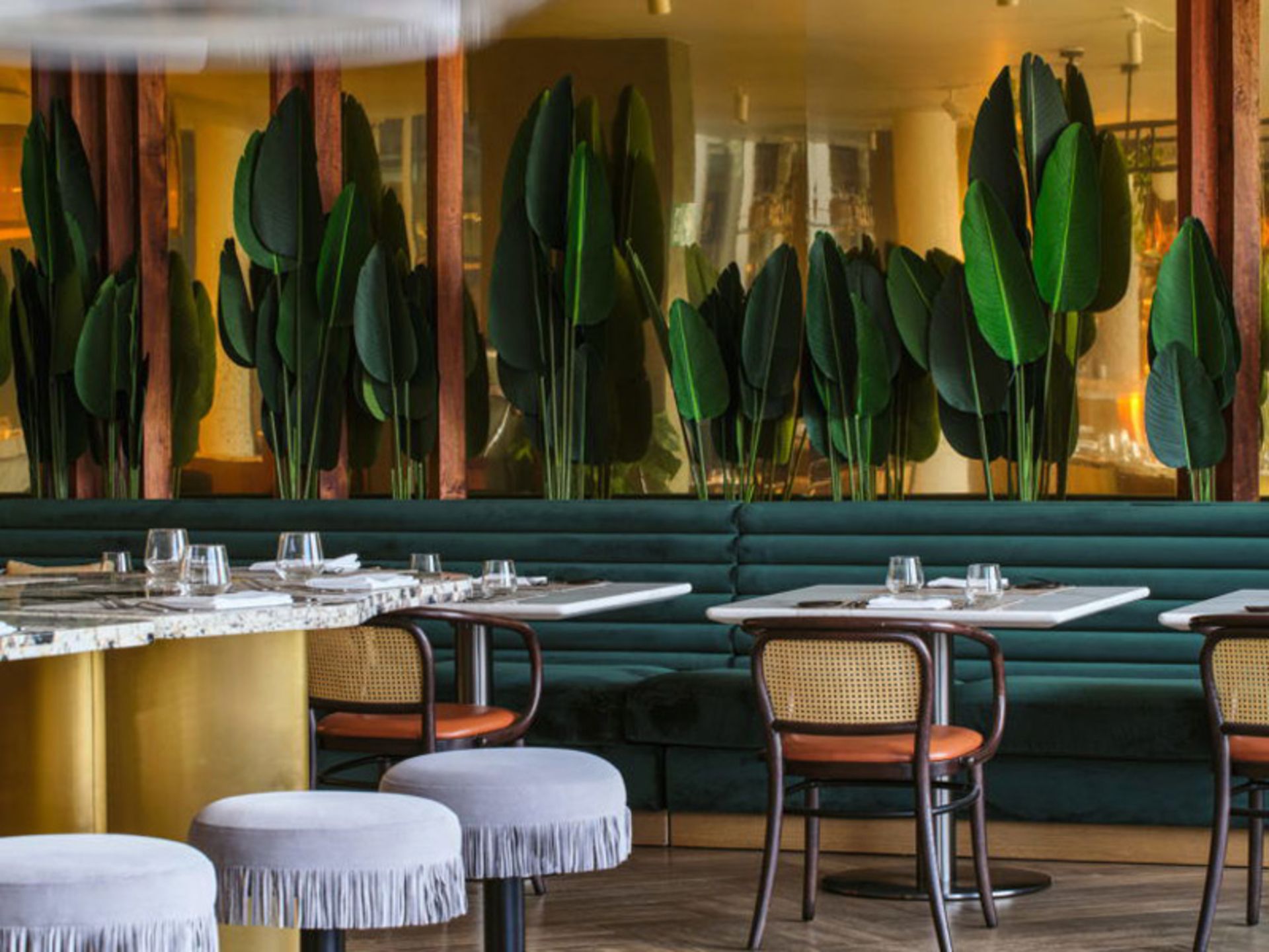 گیاهان سبز و مبلمان هتل نایروبی