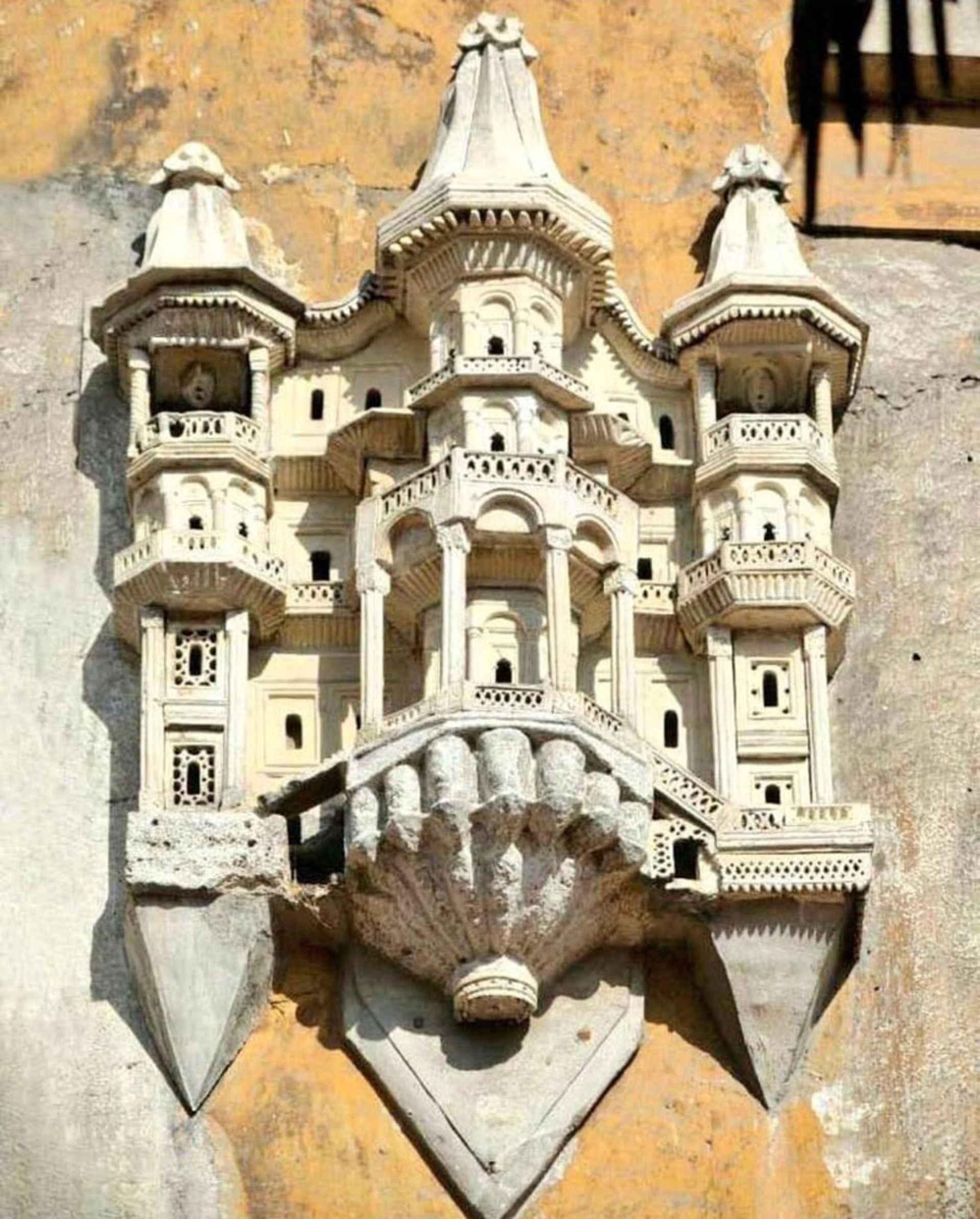 خانه پرنده مجلل شبیه به کاخی با سه برج