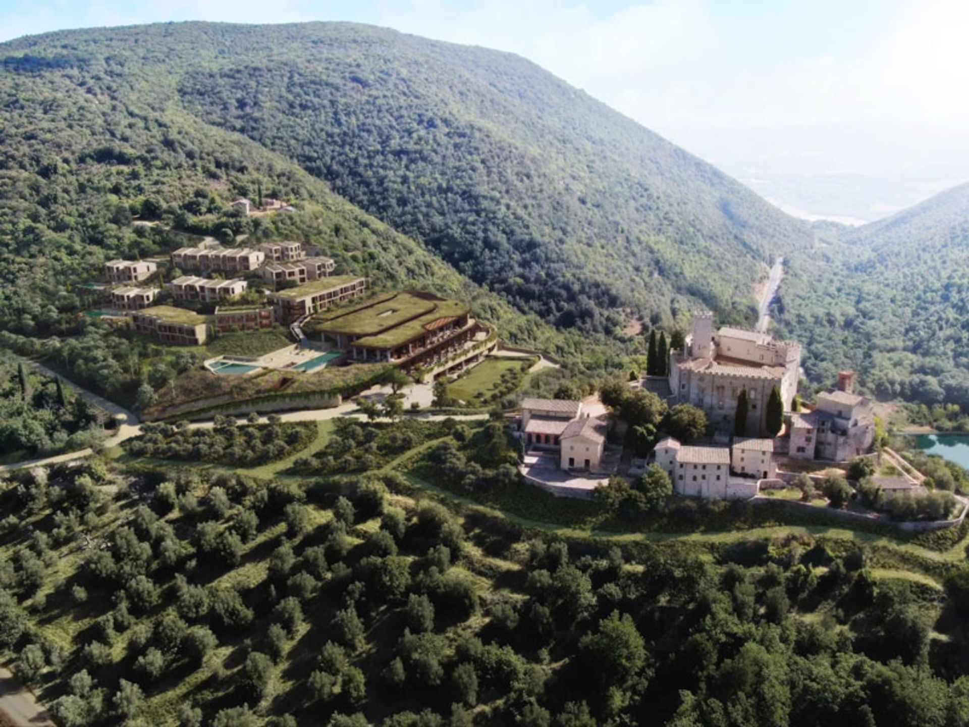 قلعه تاریخی روی تپه جنگلی