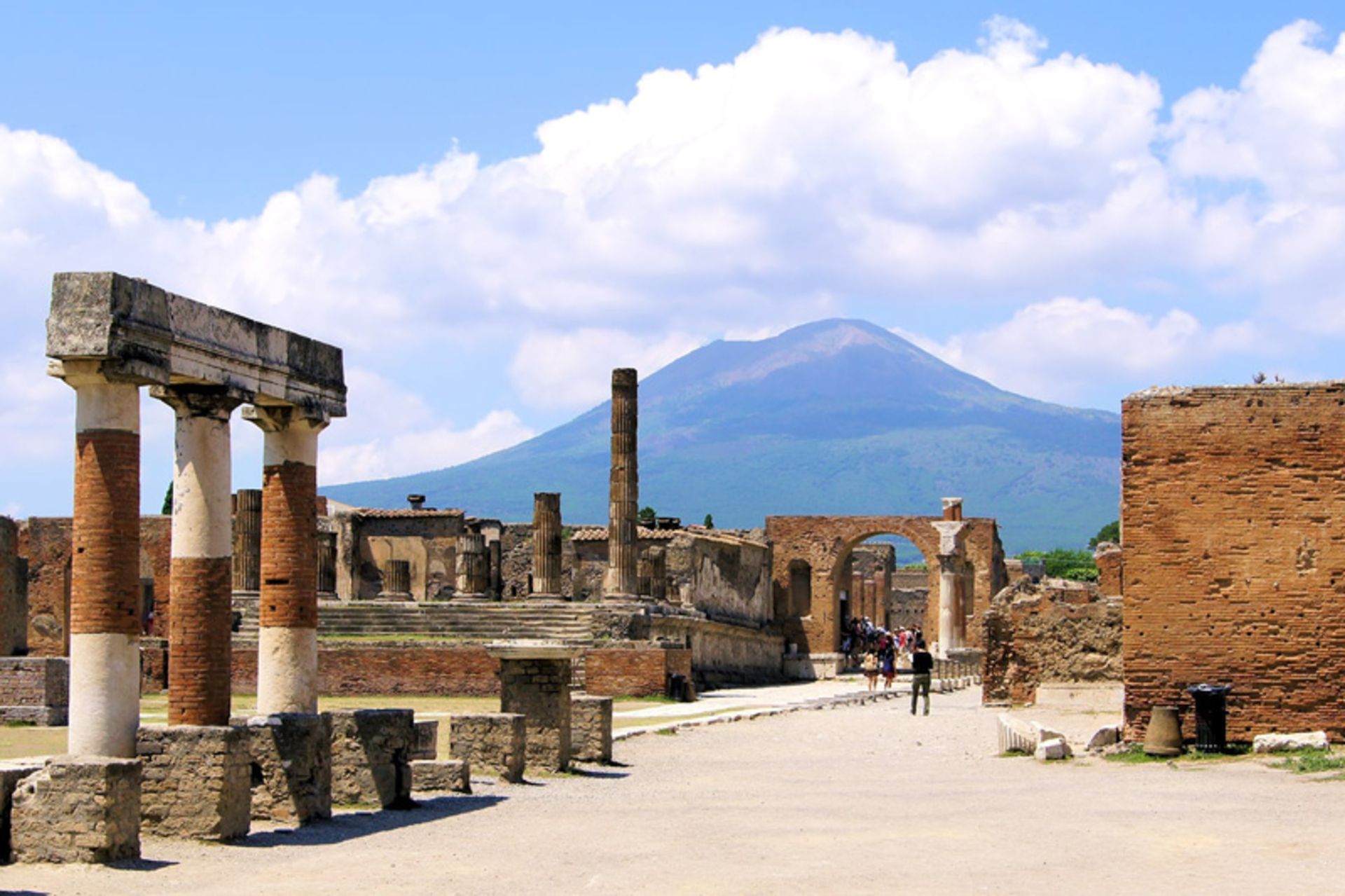 شهر پمپئی و نمای آتشفشان وزوو