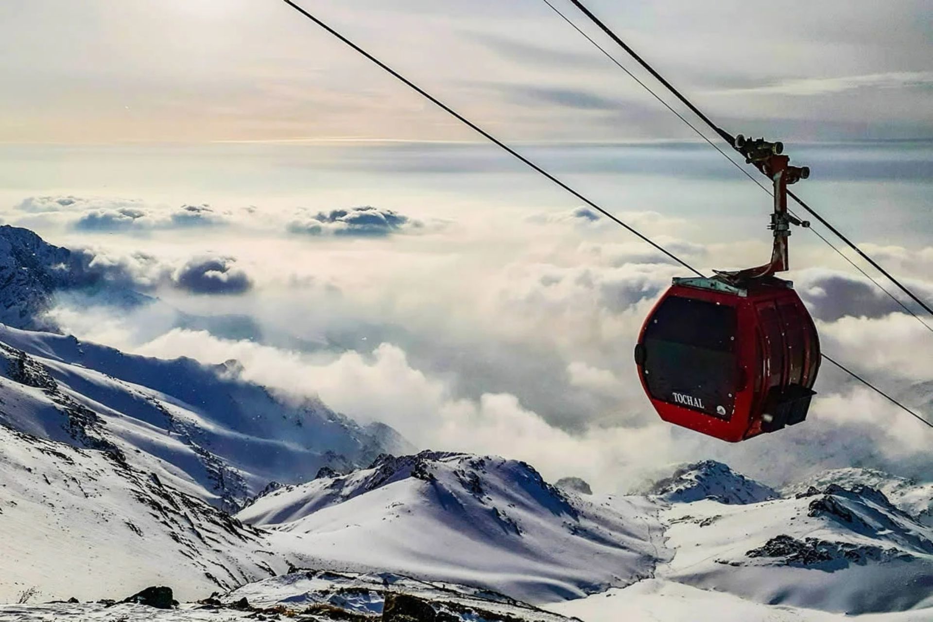 کابین قرمز رنگ تله کابین توچال با منظره برفی