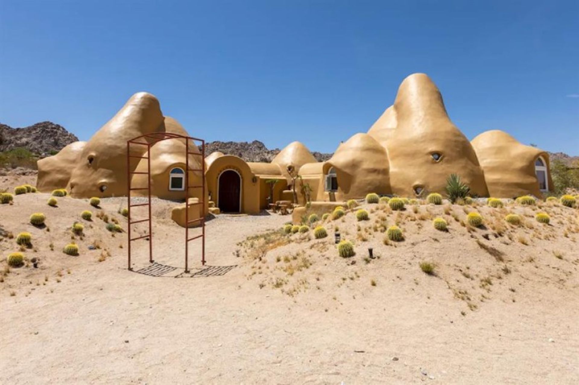 نمای بیرونی خانه‌ های گنبدی بونیتا در آمریکا