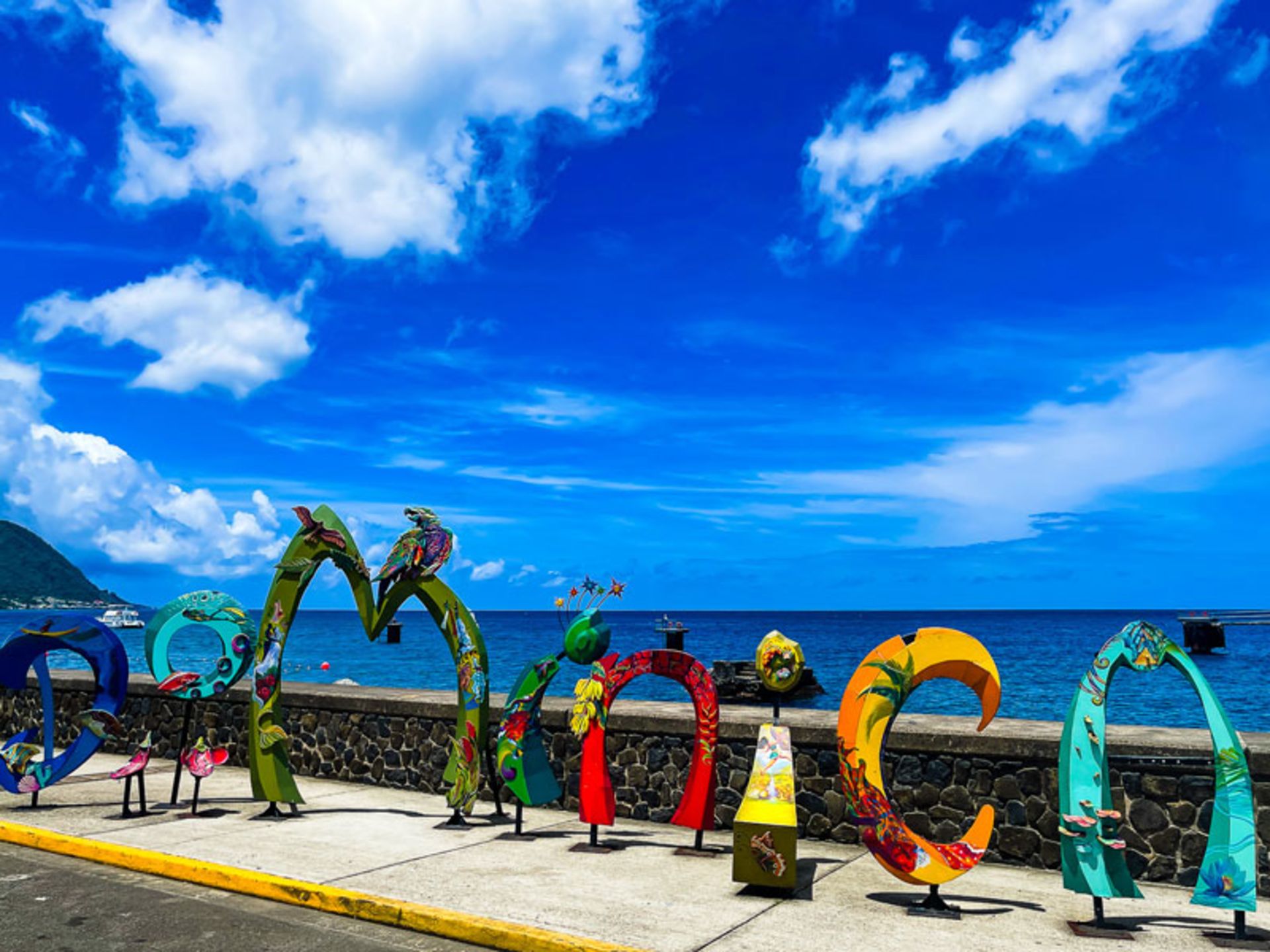 تابلوی هنری و رنگارنگ دومینیکا کنار خط ساحلی