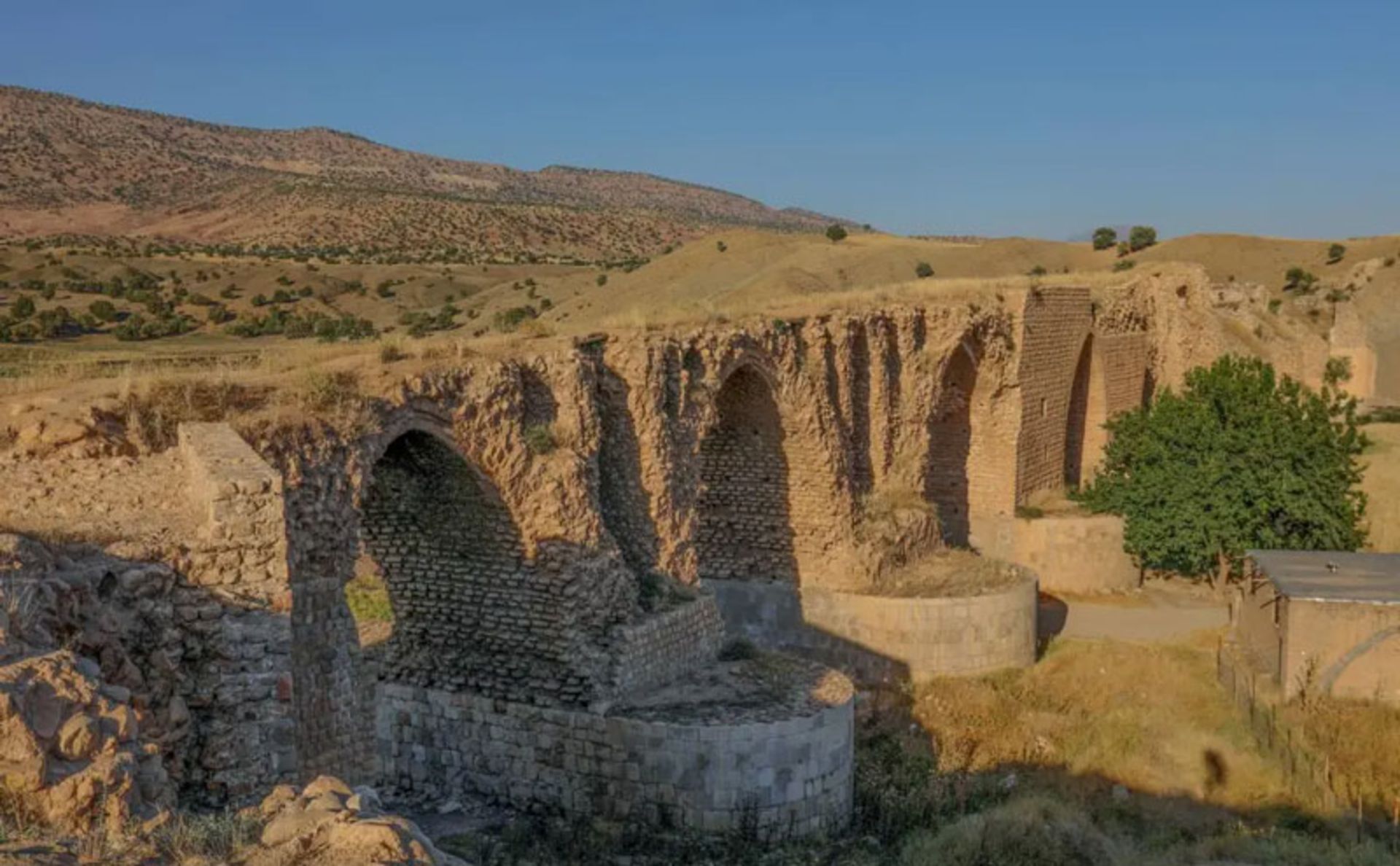 پل کَشکان (Kashkan Bridge) یک اثر تاریخی و معماری مهم در استان لرستان (Lorestan) ایران است.
