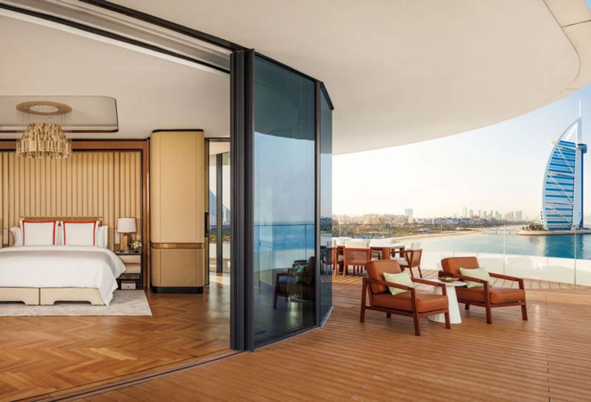 اتاق و تراس هتل جمیرا مرسی العرب با نمای برج العرب