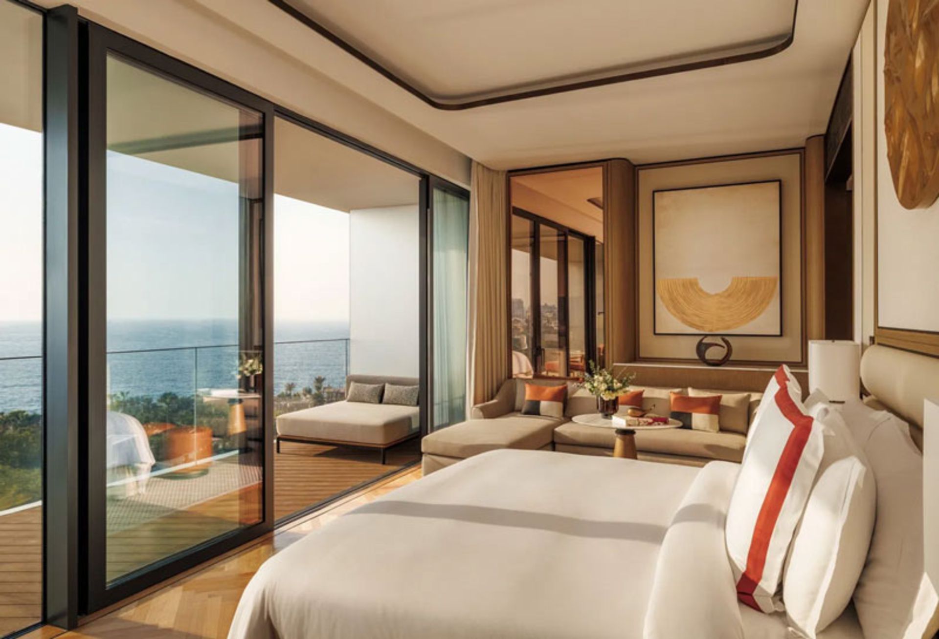 فضای داخلی اتاق هتل جمیرا مرسی العرب با منظره دریا