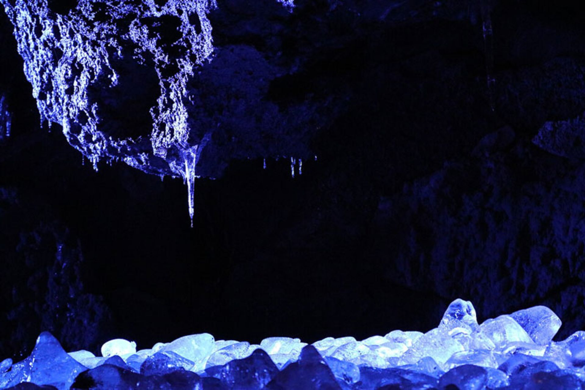 درون غار ناروساوا ژاپن