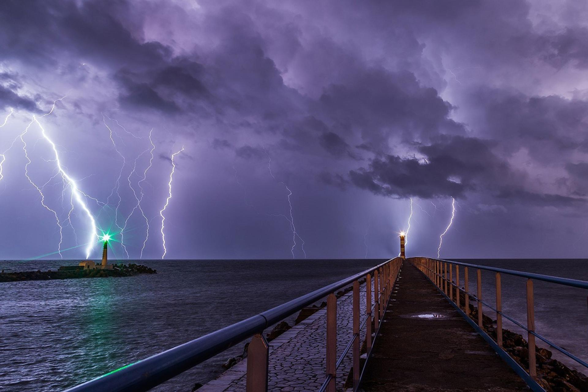 صاعقه در ساحل دریا