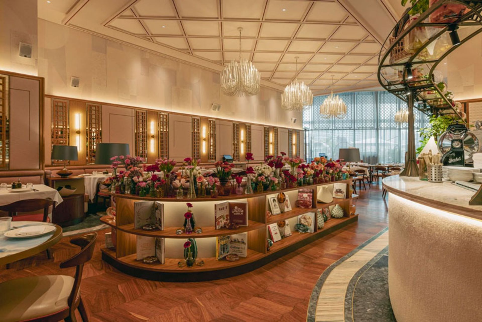 فضای داخل رستوران عمارت آنی با سقف بلند 