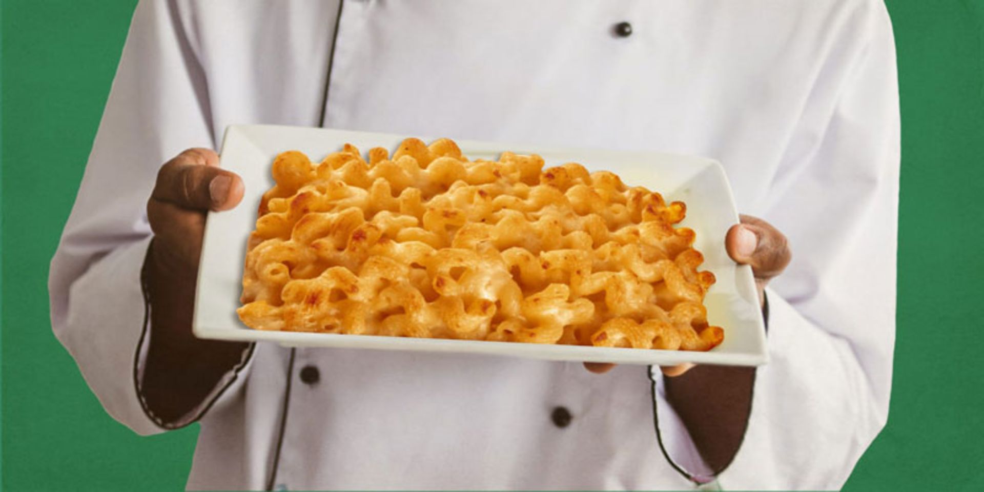 بشقاب ماکارونی و پنیر پخته‌شده