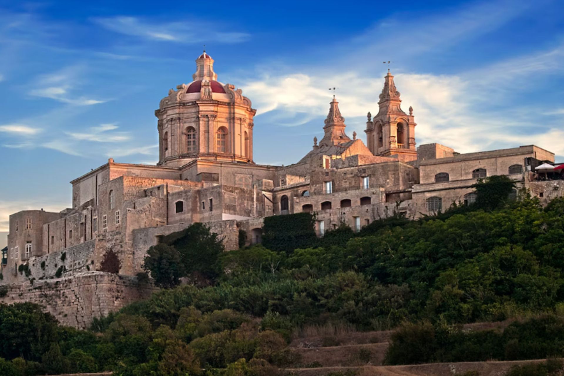 عمارت اشرافی احاطه شده با درختان در مالت