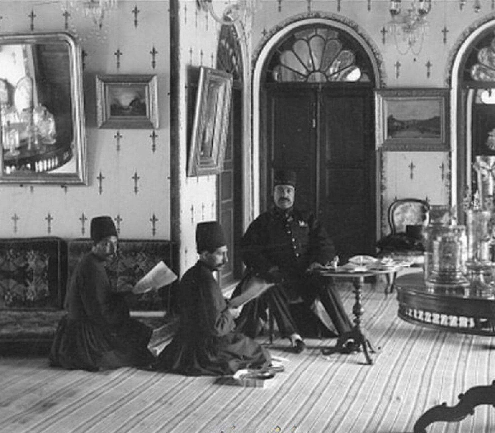 خبرخوانی ناصرالدین شاه؛ گوشهای از زندگی سلطنتی در عصر قاجار 4 خبرخوانی برای ناصرالدین شاه در کاخ شهرستانک