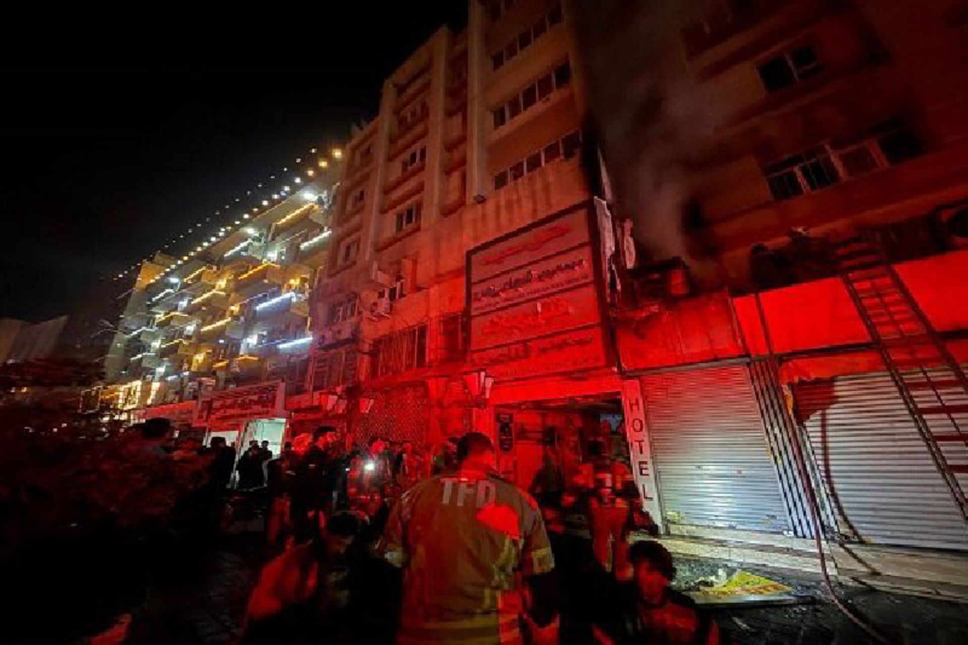 فرار از مرگ در دل شب؛ آتشسوزی مسافرخانهای در سعدی 4 اطفای حریق مسافرخانه