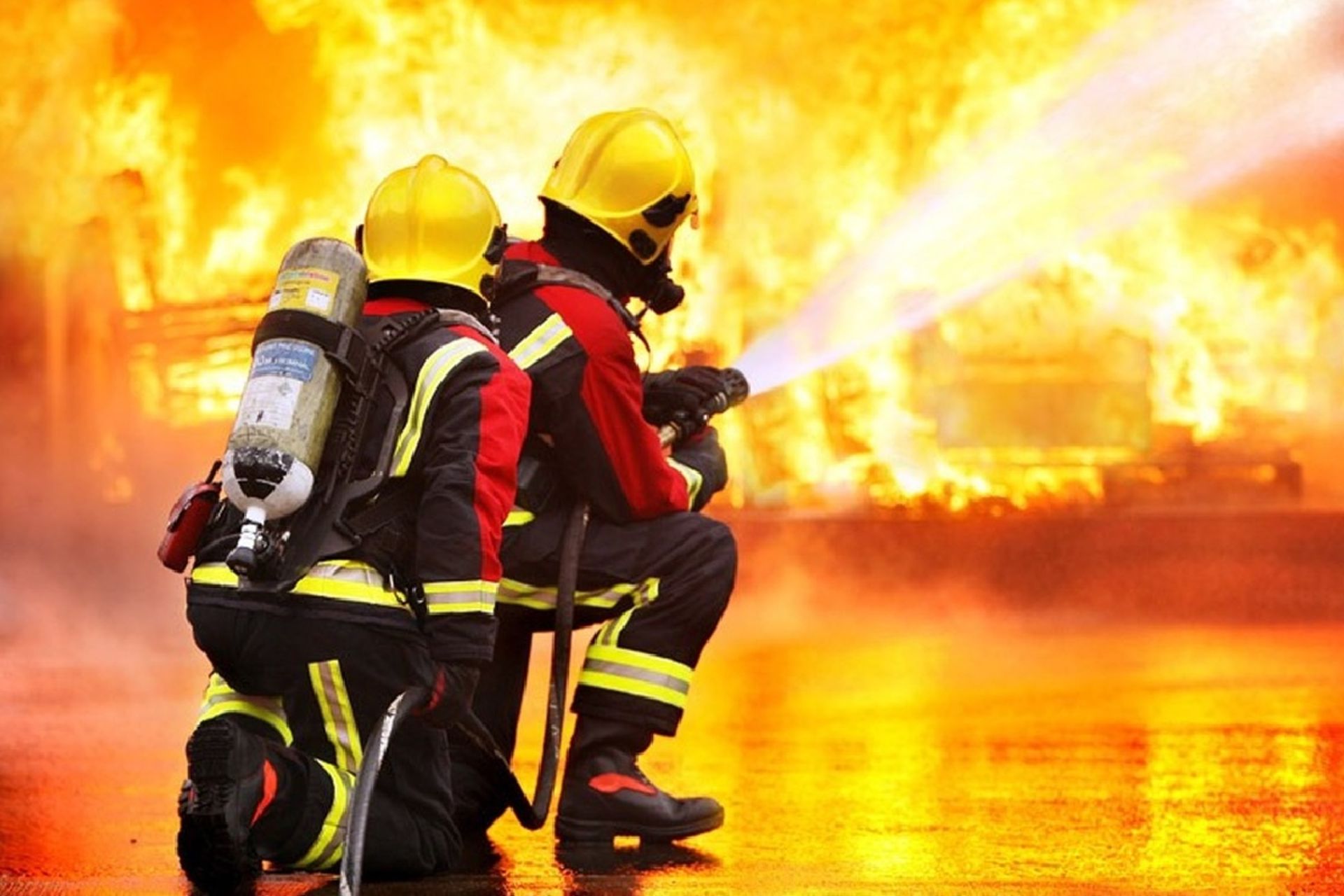 فرار از مرگ در دل شب؛ آتشسوزی مسافرخانهای در سعدی 3 اطفای حریق مسافرخانه