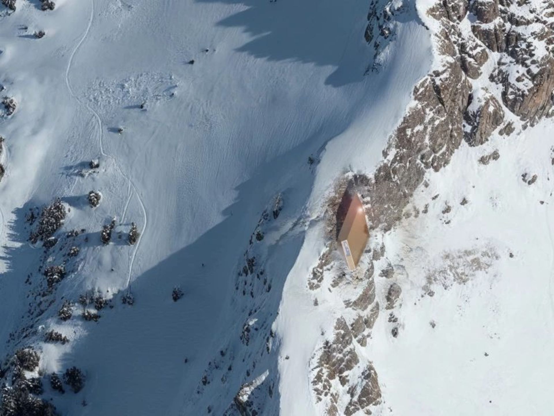 شبیه سازی تصویر هوایی اقامتگاه کوهستانی در آلپ برفی