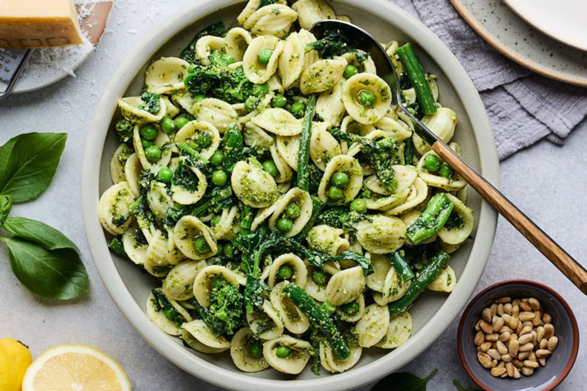 پاستا در یک بشقاب طوسی رنگ