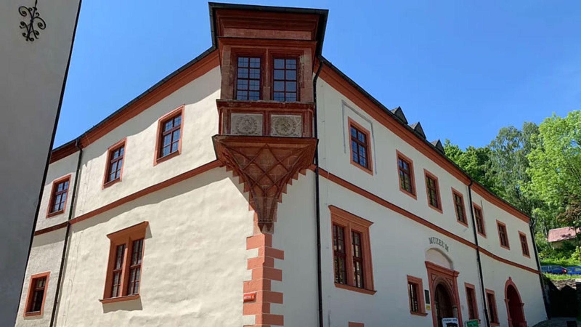 نمای یک ساختمان سفید رنگ در یاخیموف