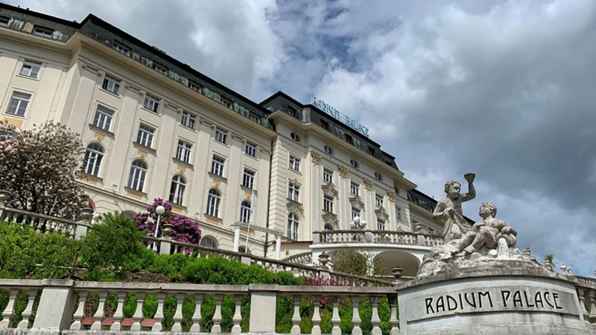 ساختمان هتلی بزرگ در یاخیموف