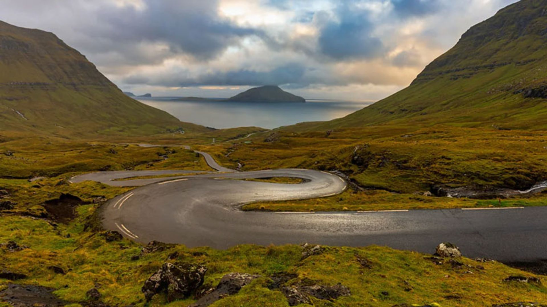جاده‌ای در میان تپه‌های سبز و کوهستانی