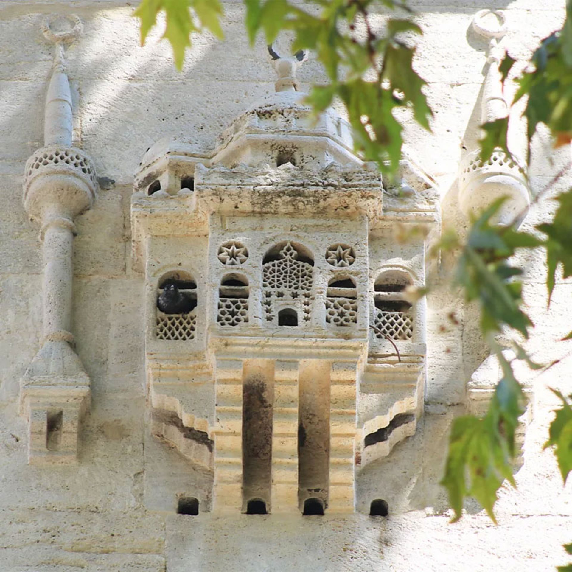 لانه مشبک‌کاری‌شده با کبوتری در داخل آن