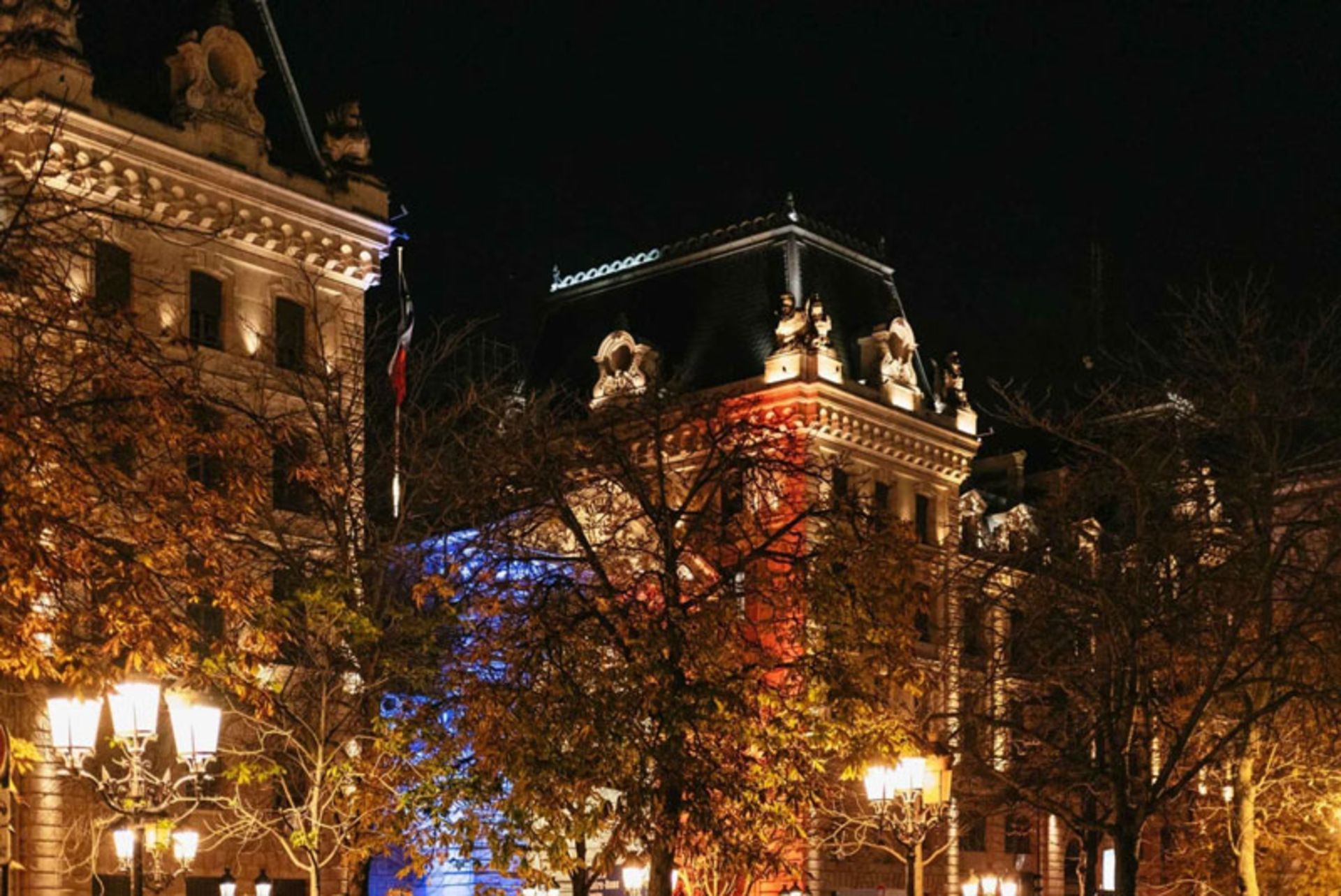 فضای شهر پاریس در شب