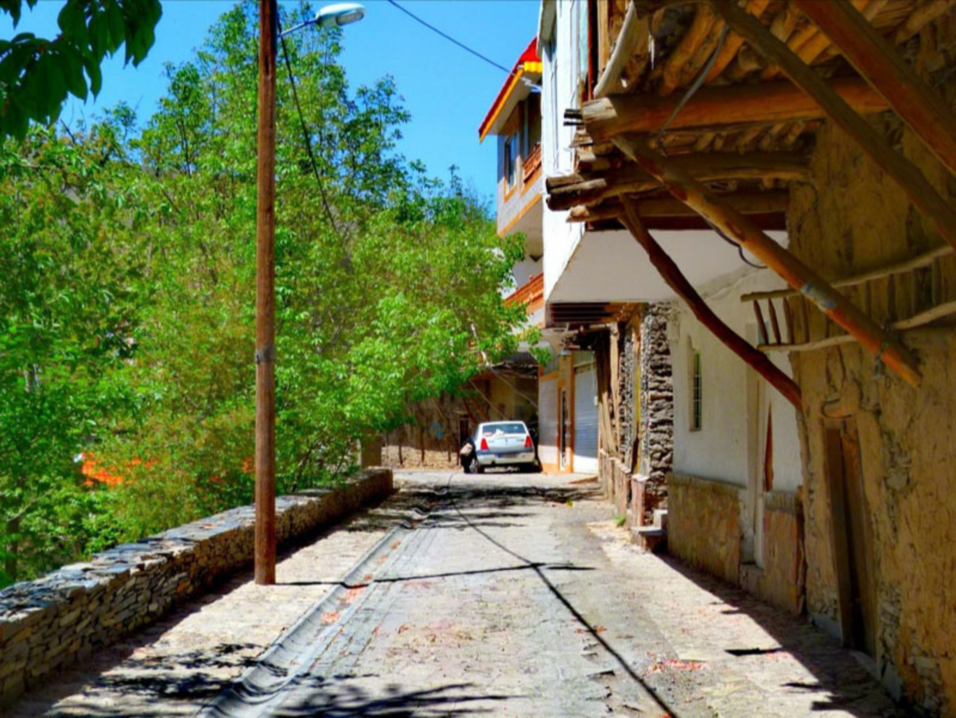 کوچه ای باریک در روستای ازغد