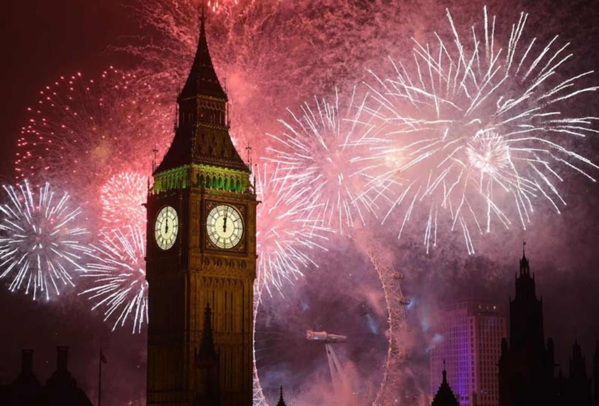 آتش‌بازی سال نو میلادی در آسمان شب لندن در کنار برج بیگ‌بن