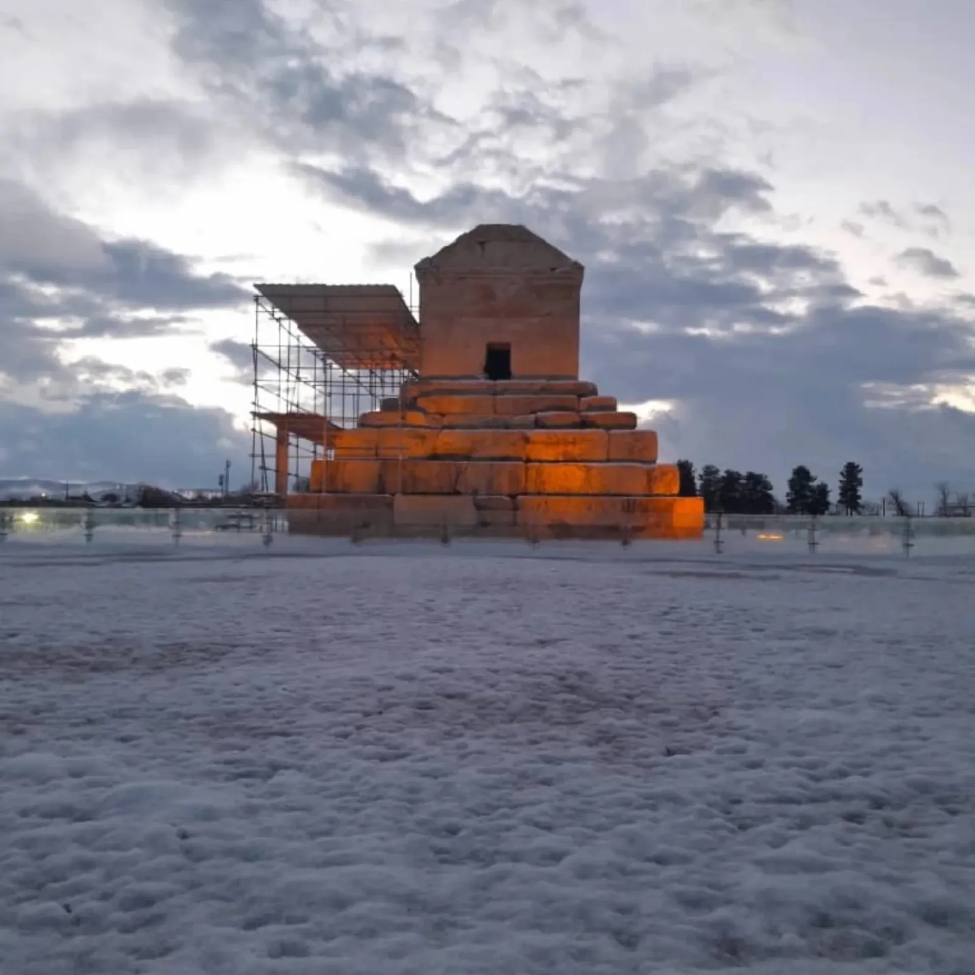 آرامگاه کوروش کبیر در برف