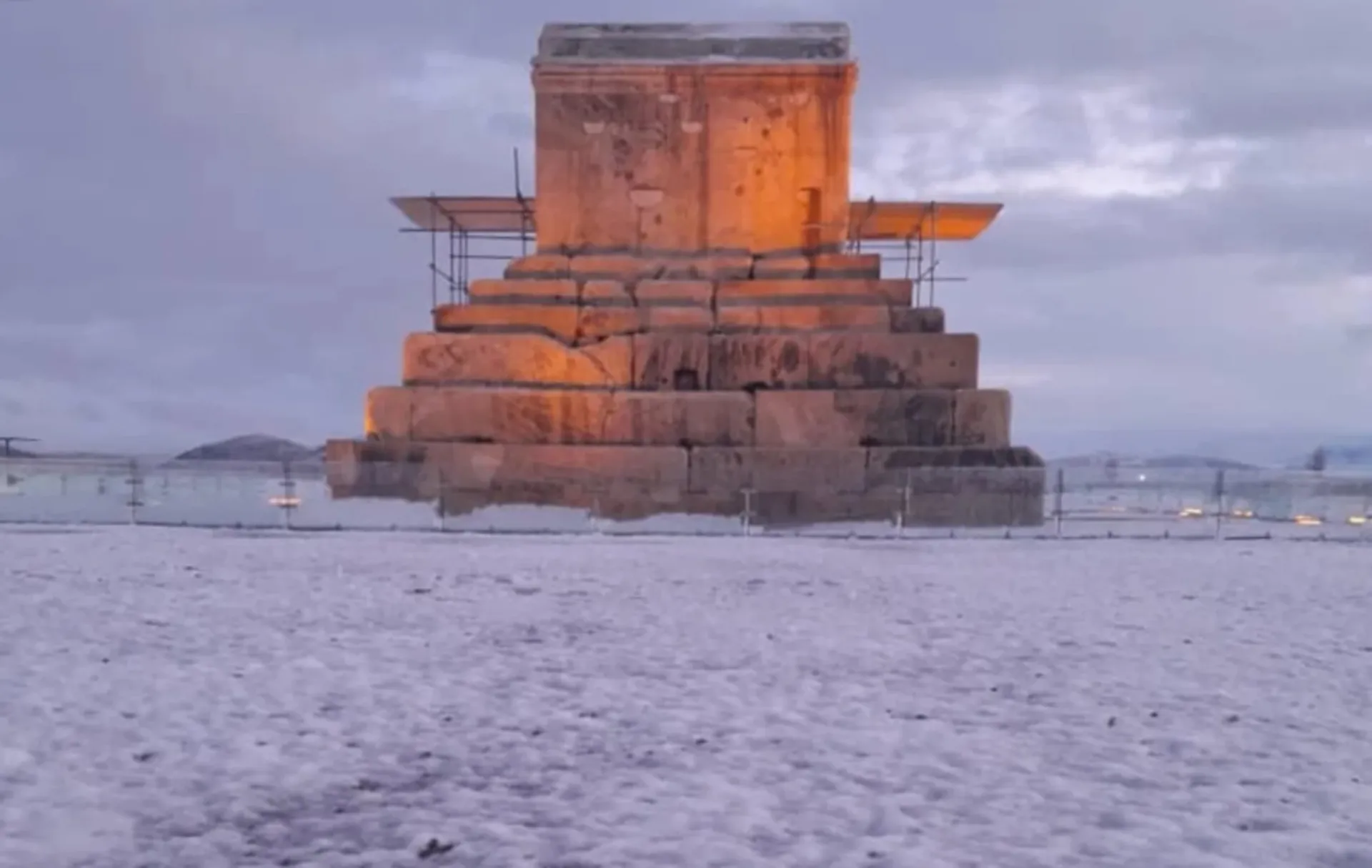 آرامگاه کوروش کبیر در برف