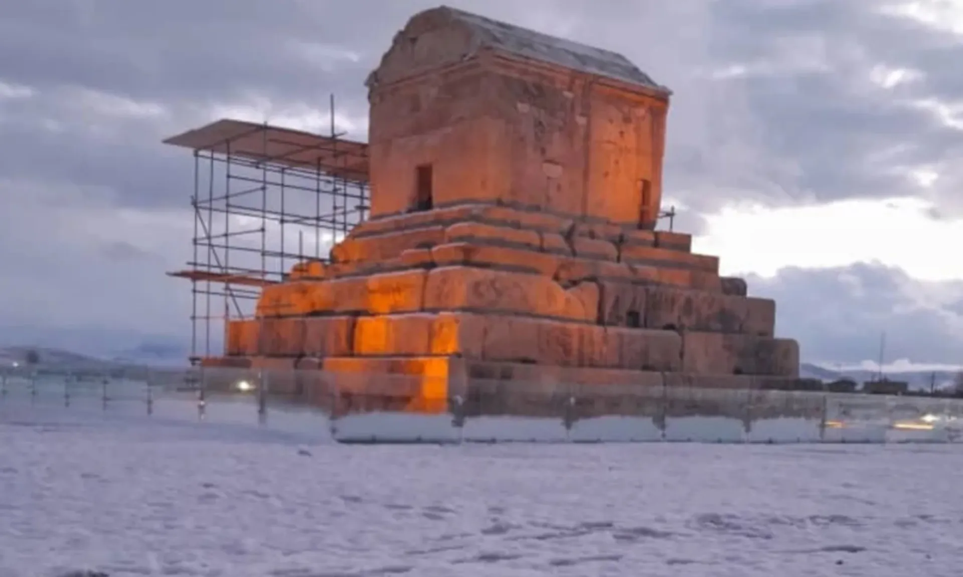 آرامگاه کوروش کبیر در برف