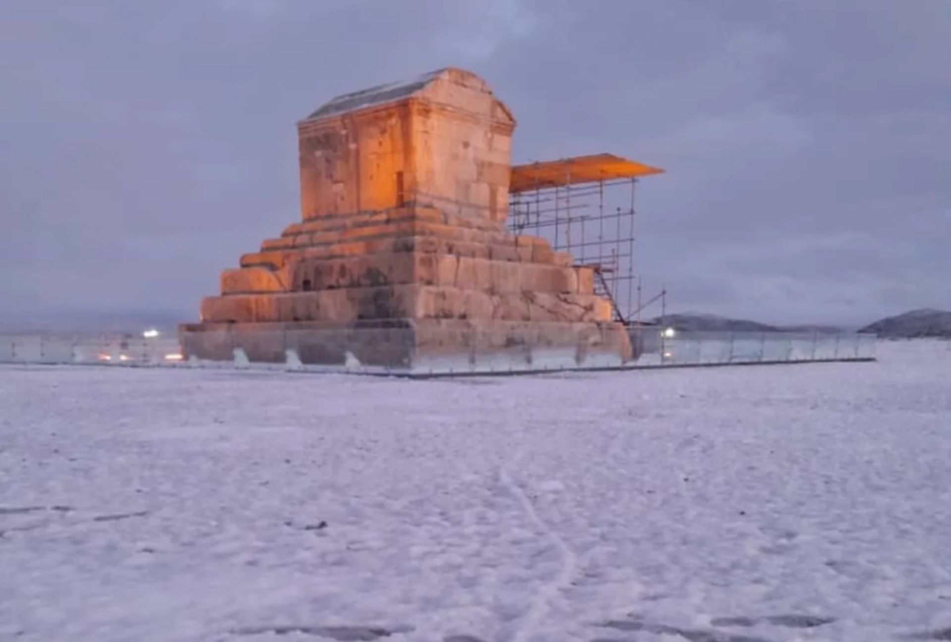 آرامگاه کوروش کبیر در برف