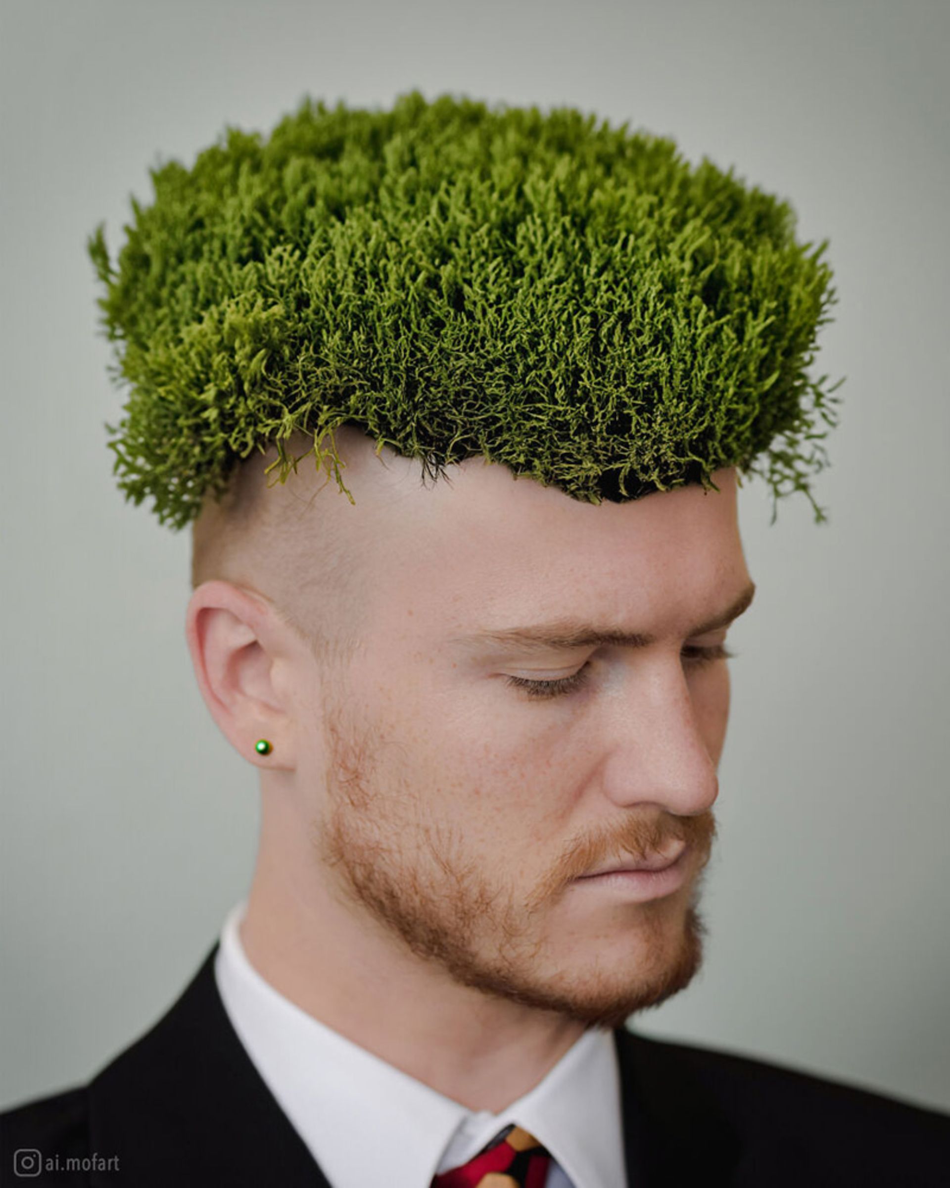 مردی با پوشش چمن روی سر