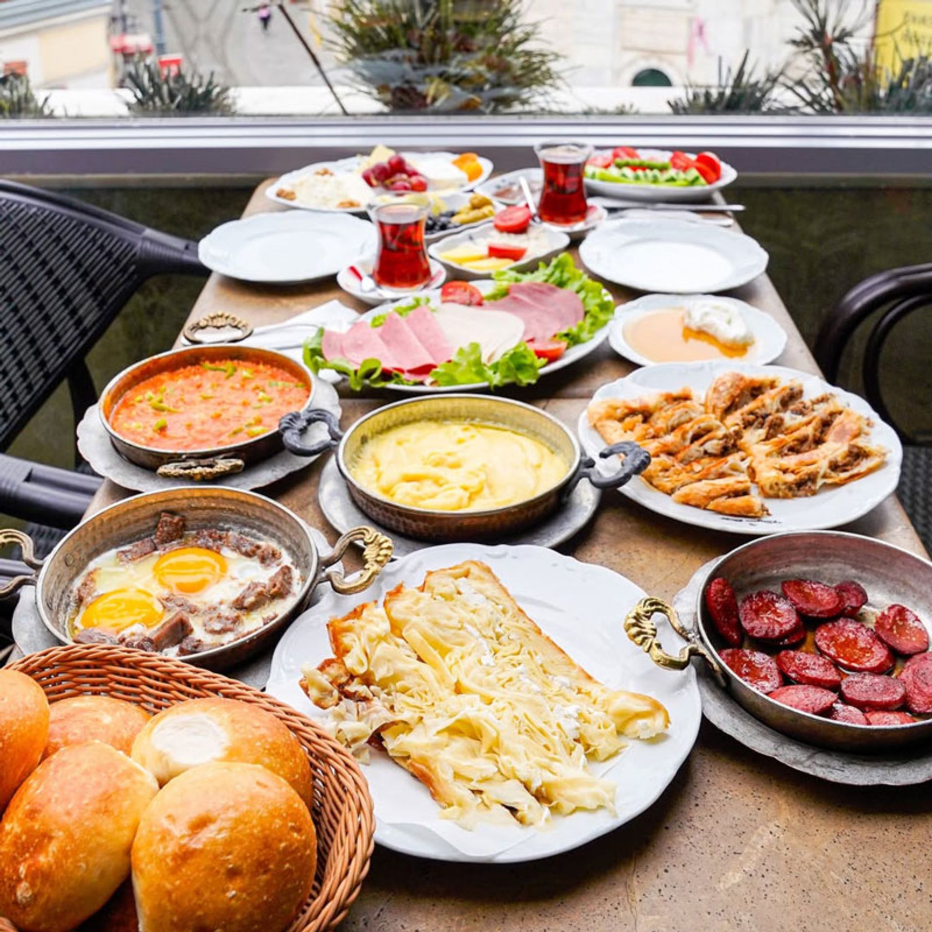 صبحانه ترکی با سوجوک و منمن در تکسیم سوتیش استانبول