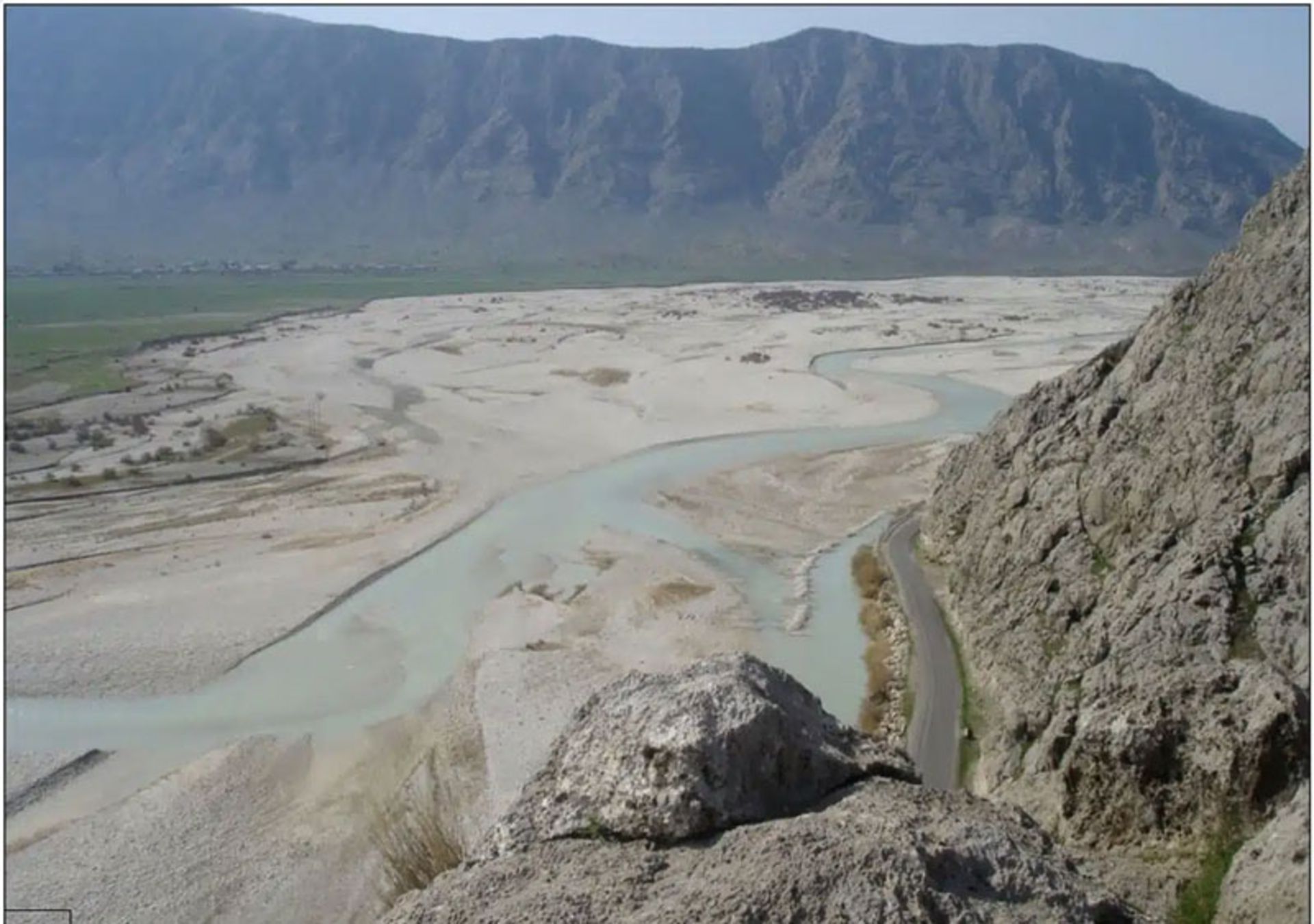 منظر (چشم‌انداز) جنوب غربی بر فراز رودخانه فهلین (Fahliyan River) به سمت قلعه کالی (Qaleh-ye Kali)، که از نقش‌برجسته کُرَنگون (Kurangun relief) دیده می‌شود.