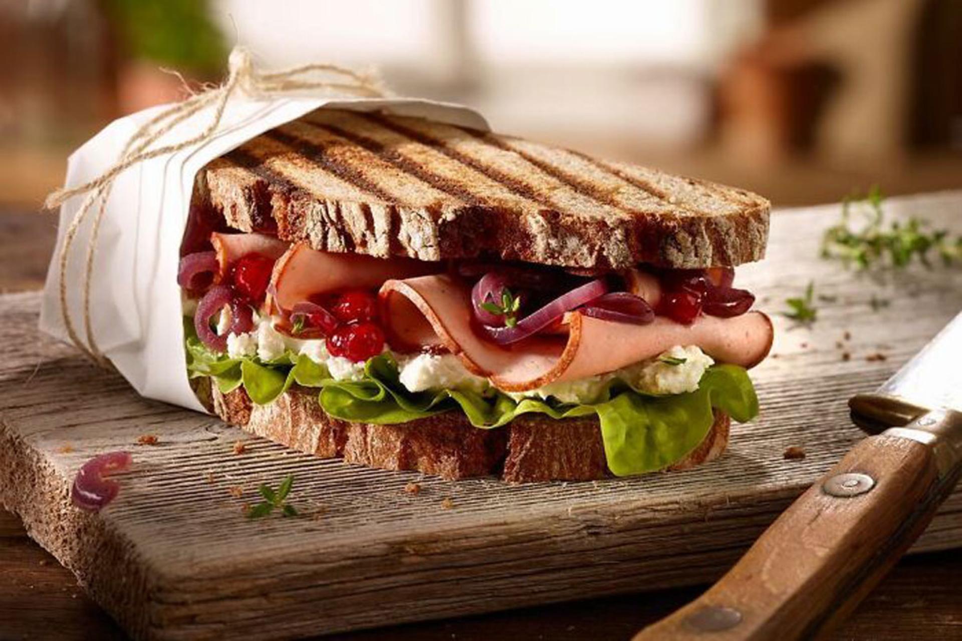 ساندویچ ژامبون گریل شده با نان تست