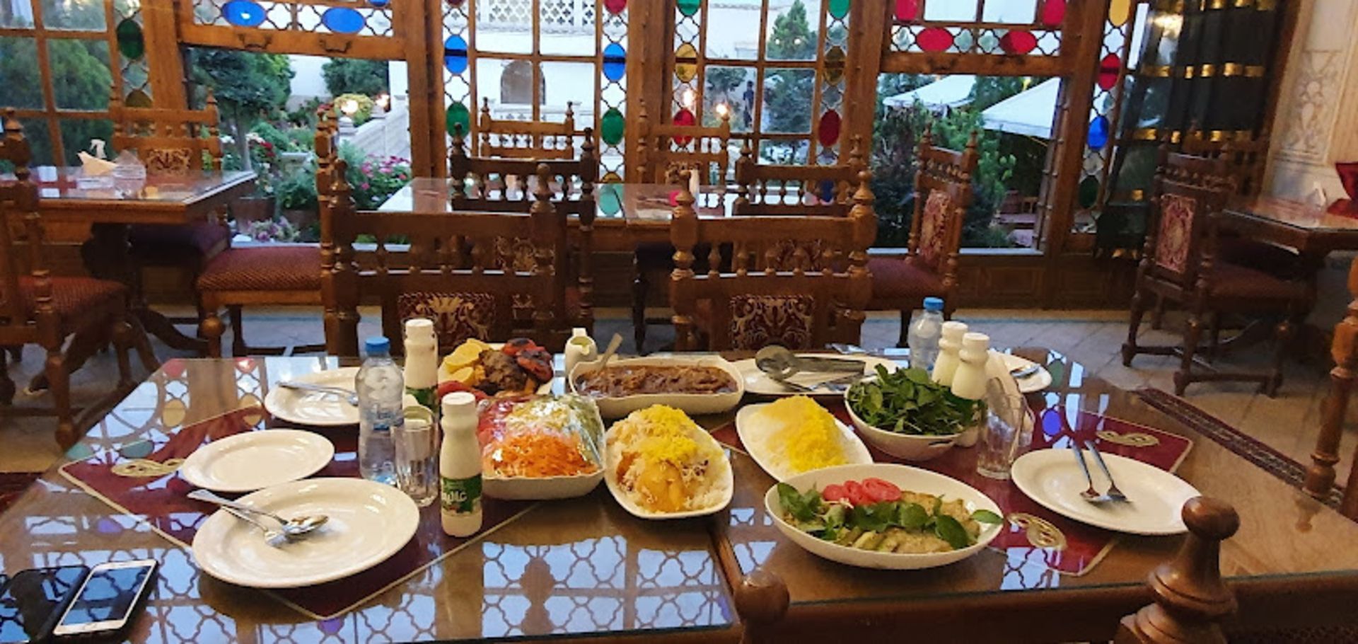 میز چوبی با غذاهای رنگارنگ رستوران قصر منشی