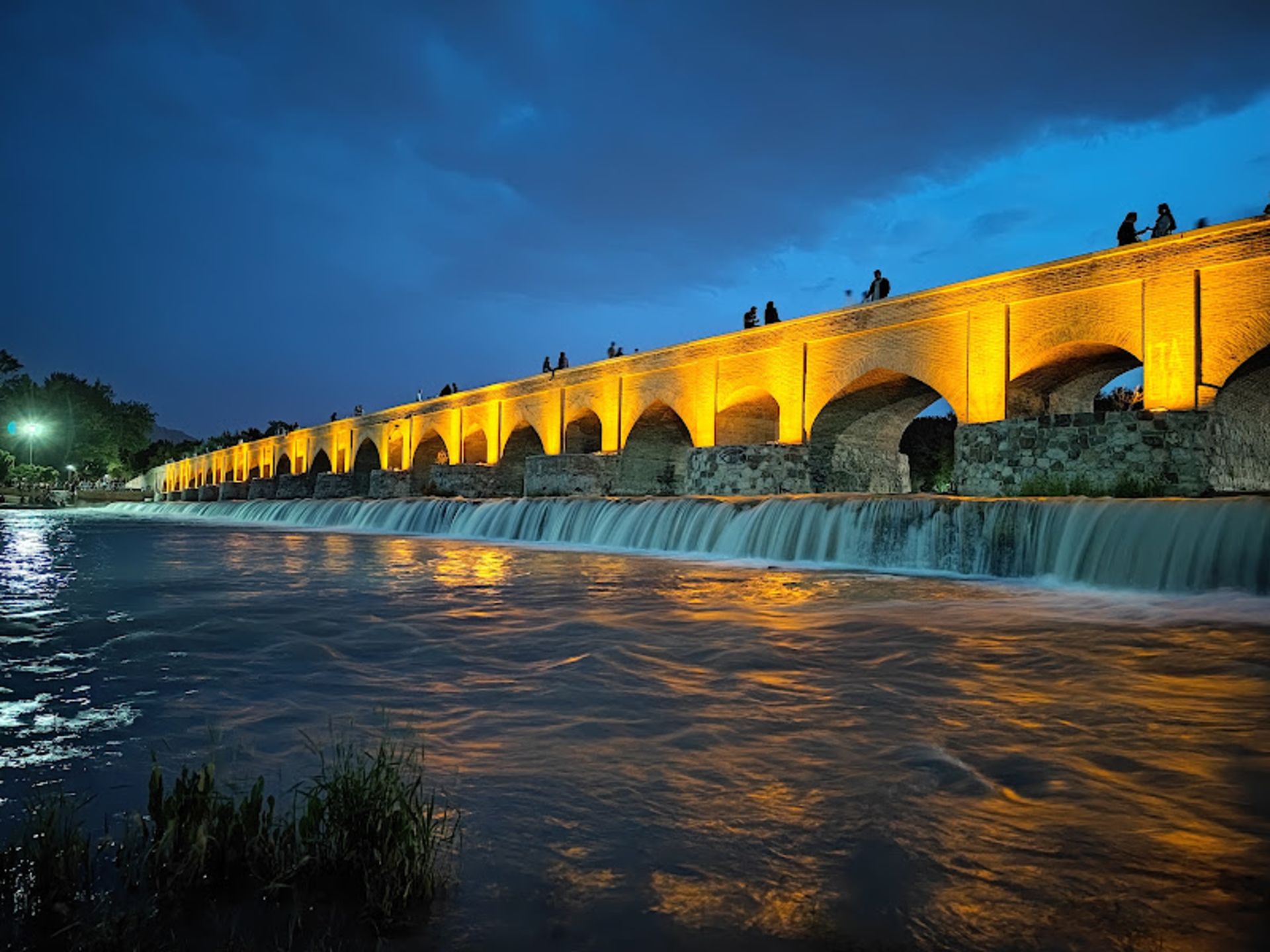 نورپردازی جذاب پل مارنان در شب