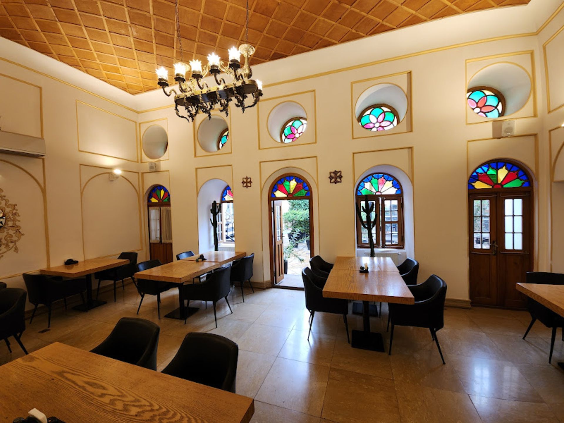 شیشه های رنگی در فضای داخلی عمارت سیمون