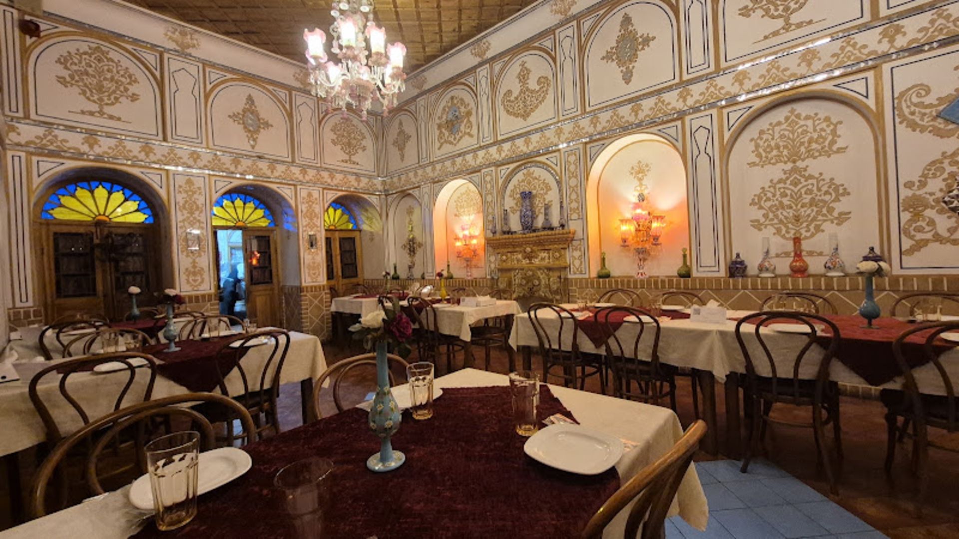 فضای سنتی در رستوران ترنج اصفهان