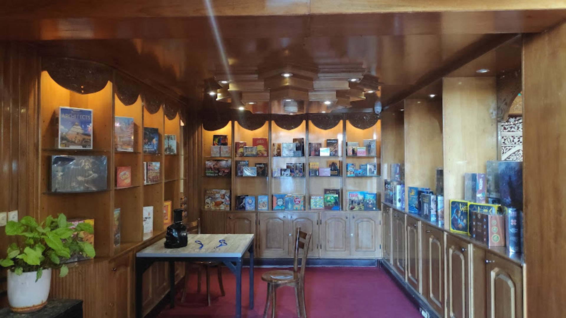 دکوراسیون چوبی و بازی های فکری در کافه بازی اصفهان