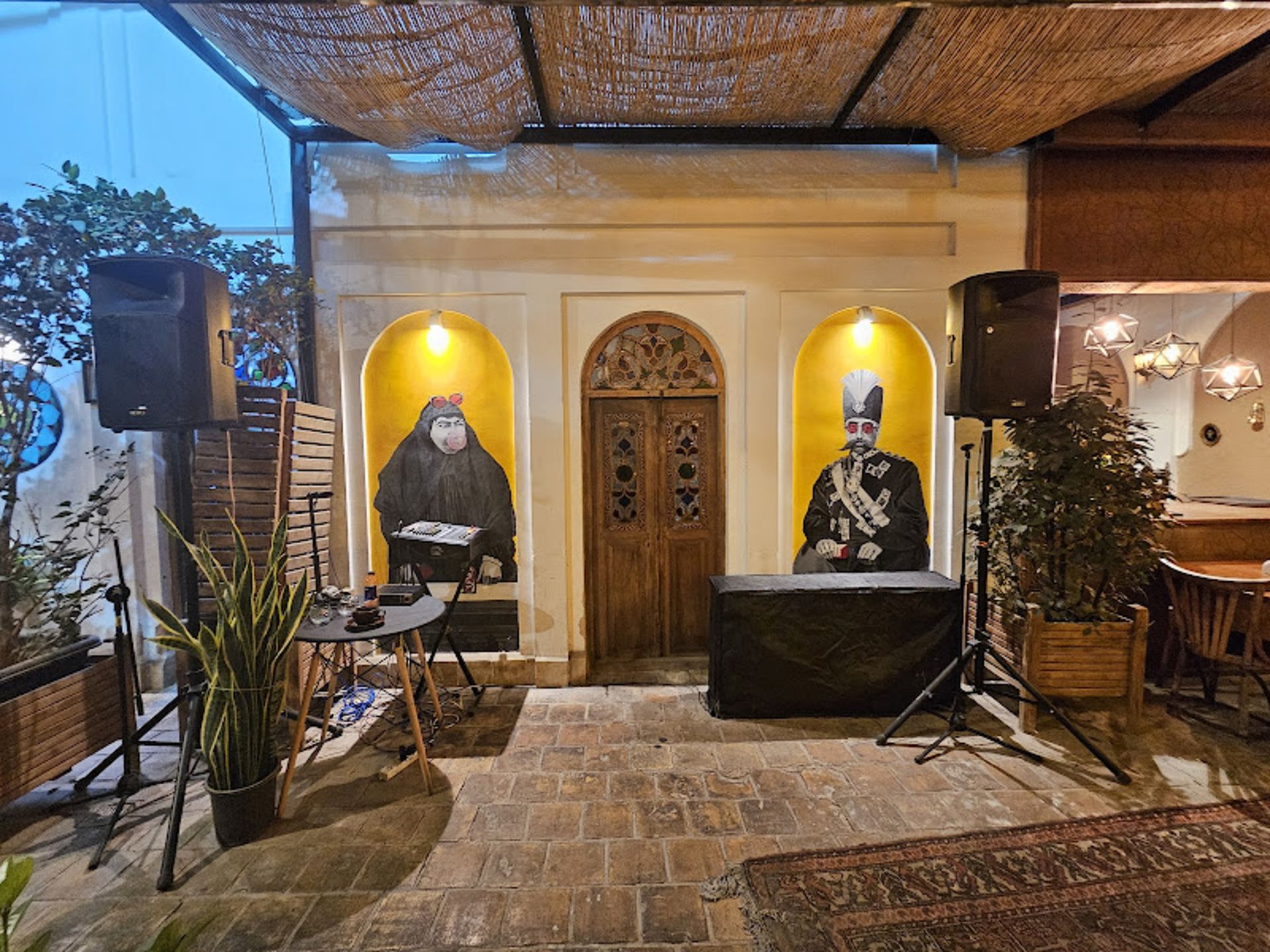 نقاشی شاه قاجار روی دیوار کافه رستوران سوگلی