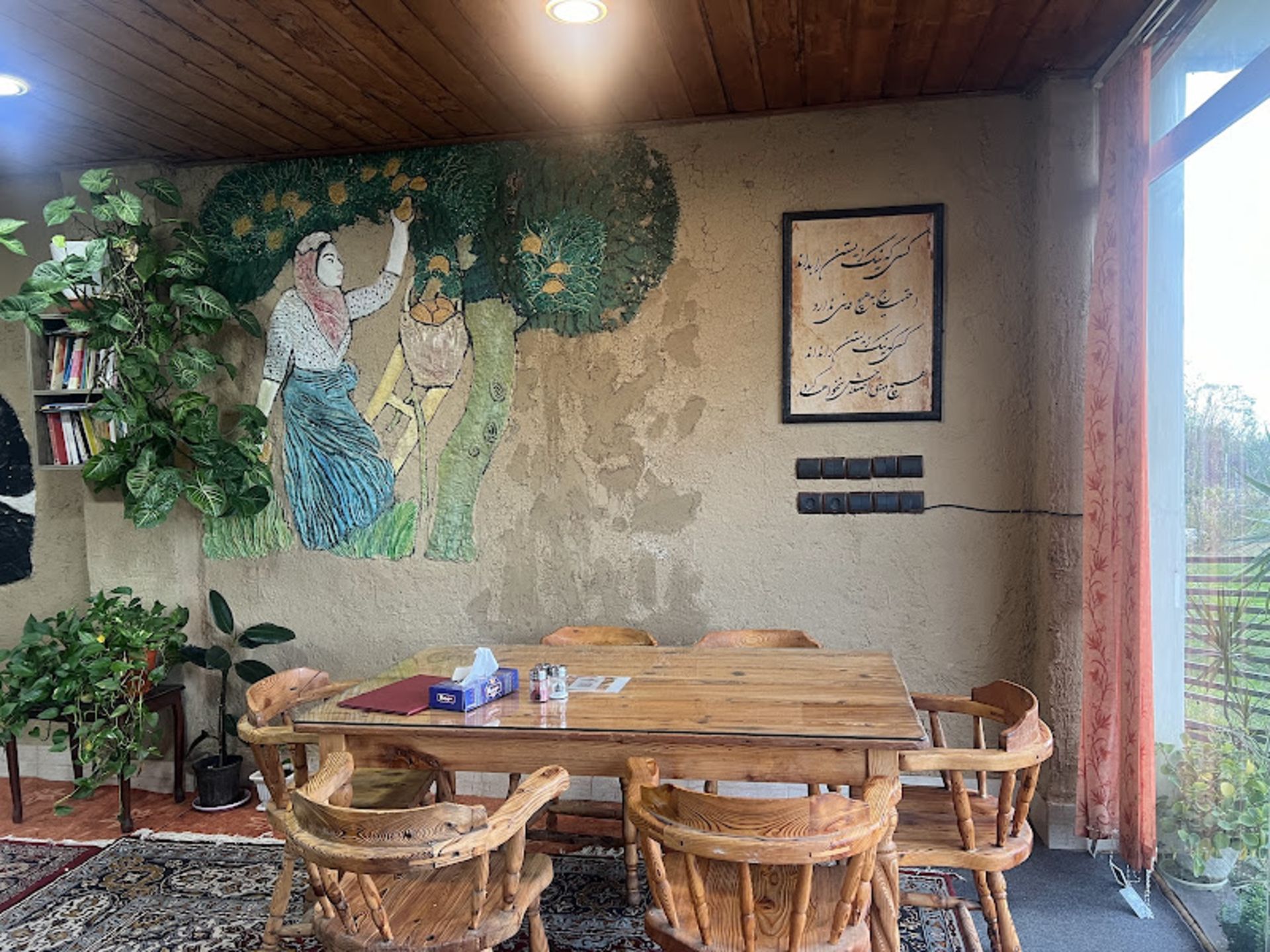 فضای داخلی سنتی رستوران ستاره سو تنکابن