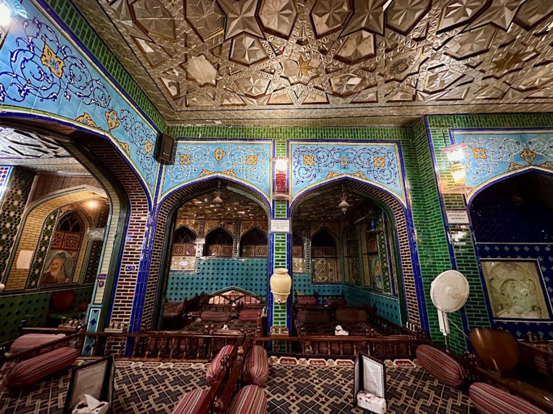 رستوران سنتی نقش جهان با معماری سنتی