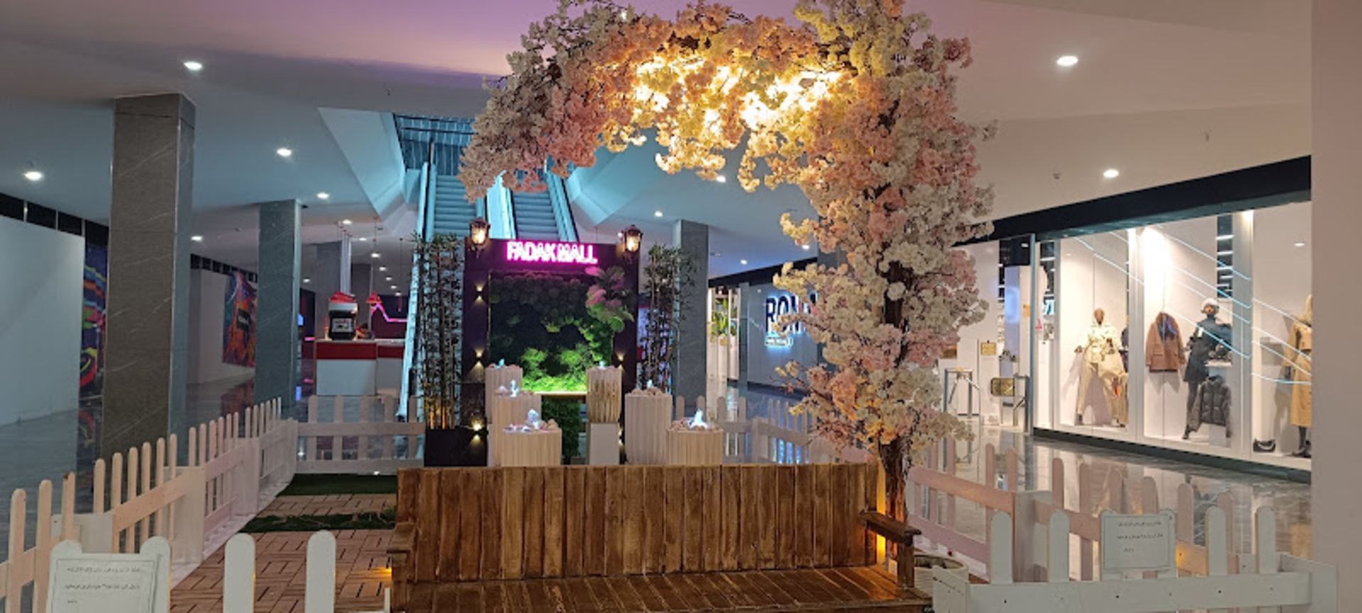 دکوراسیون گل و شمع در مرکز خرید فدک مال اصفهان