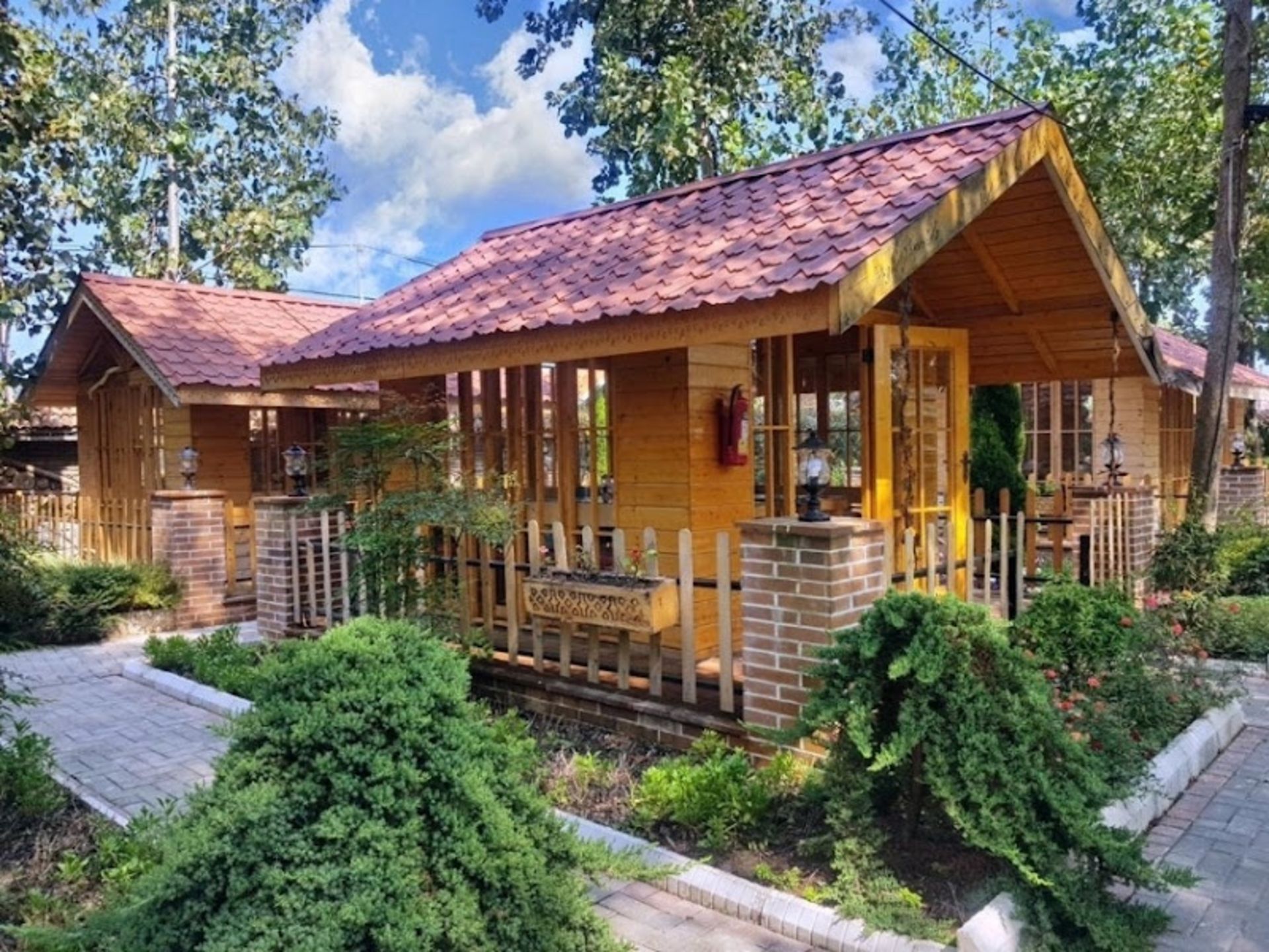 آلاچیق های اقامتگاه بومگردی ماه سو در بندرانزلی