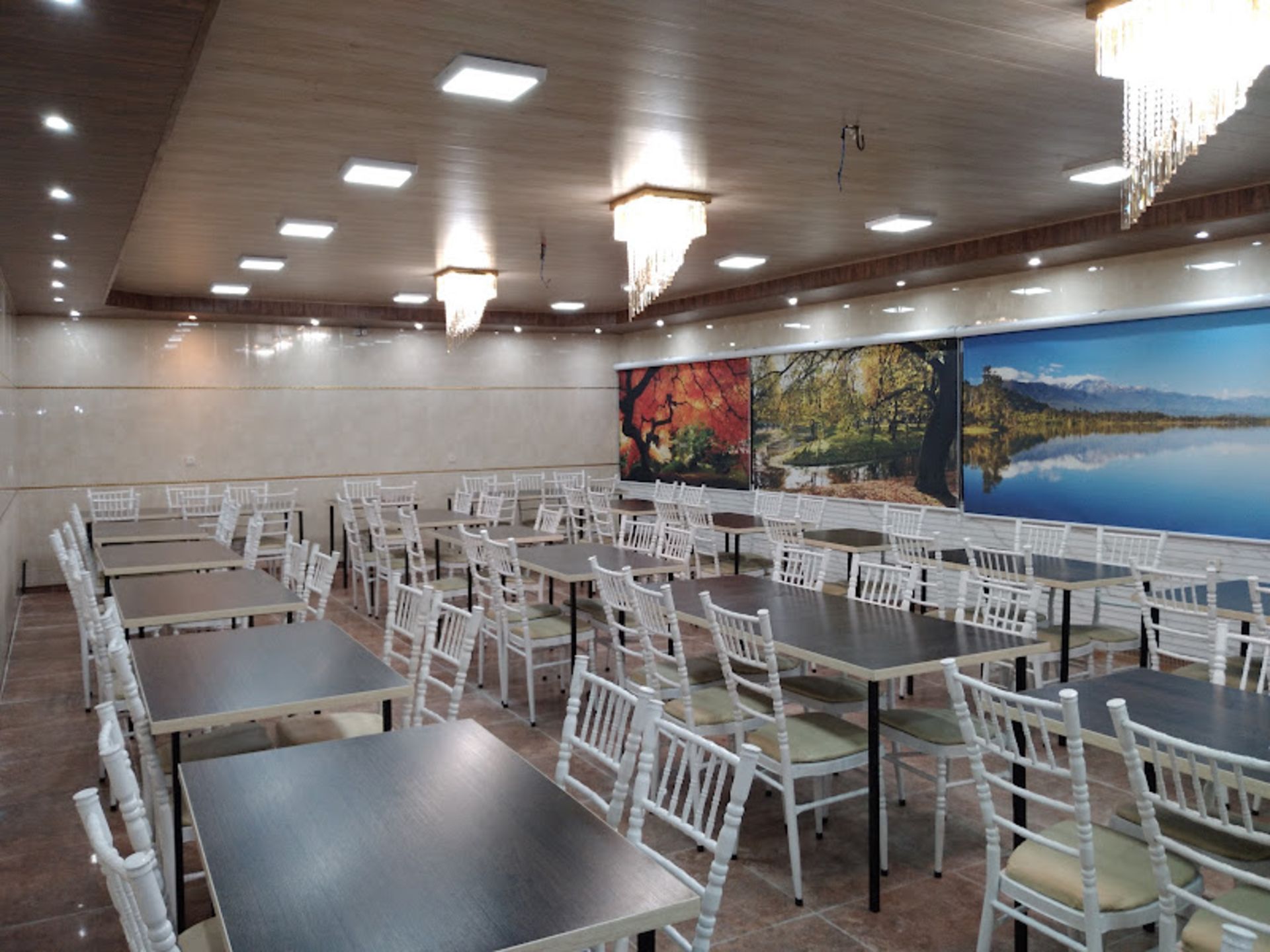 صندلی های چوبی سفید در کته کباب طالاقانی